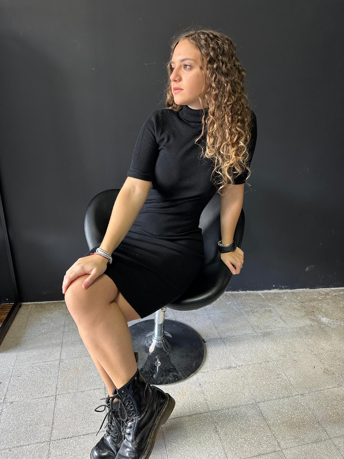 Abito corto a collo alto